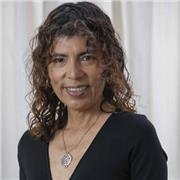 Profesora de arte enseña oratoria, improvisación, desarrollo personal y desarrollo de autoestima